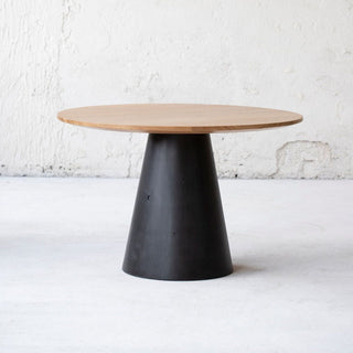 Minimalistic design dining table. Natural oak table top, concrete table base. - betono.lt